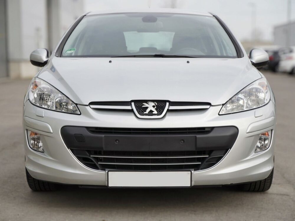 Peugeot 307 z przodu z nowym zderzakiem