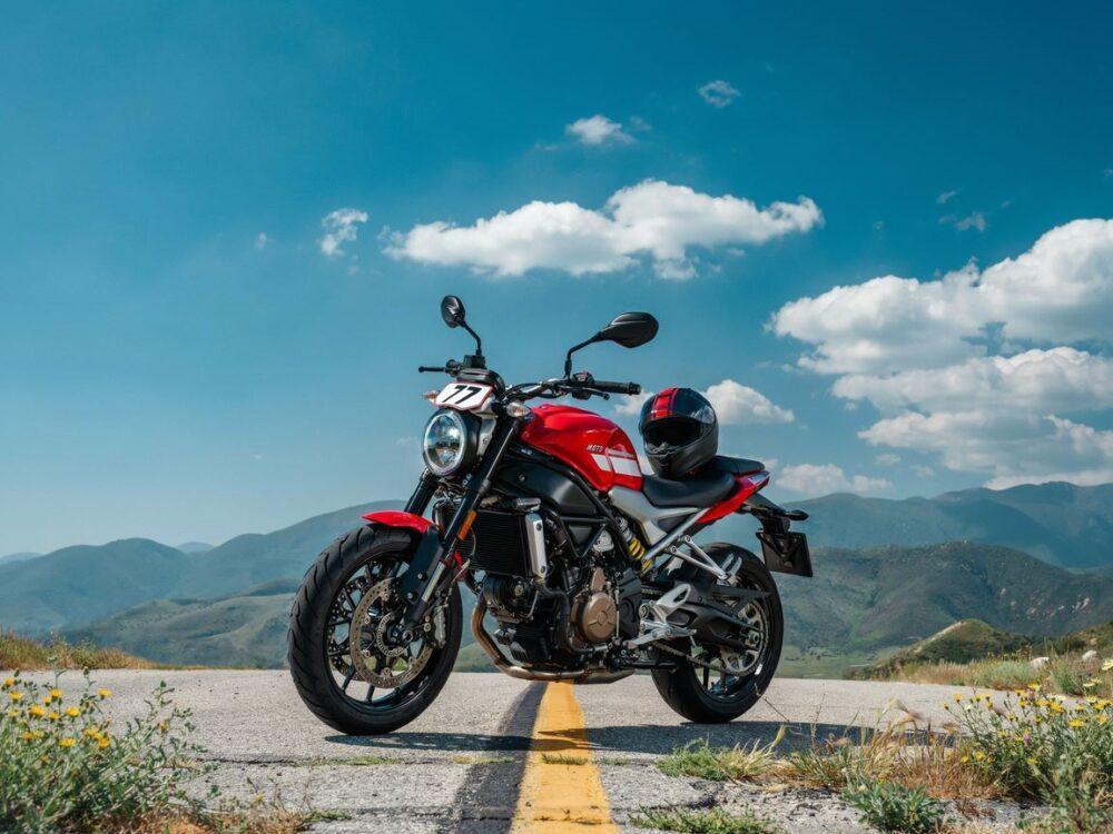 garaż z motocyklami supermoto
