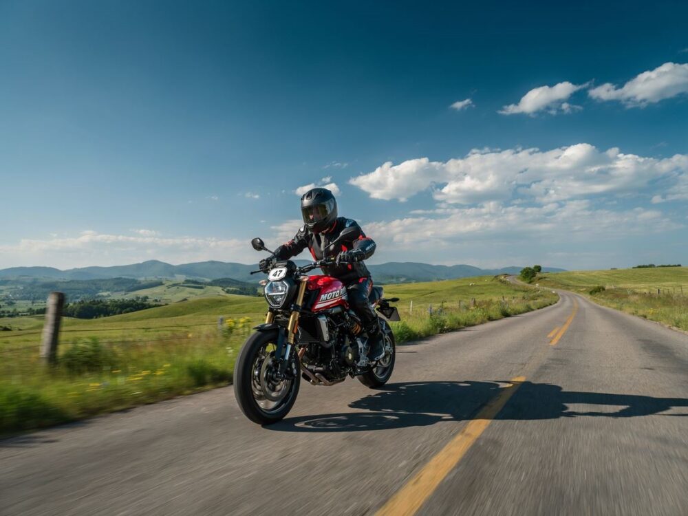 jazda supermoto na zakręcie