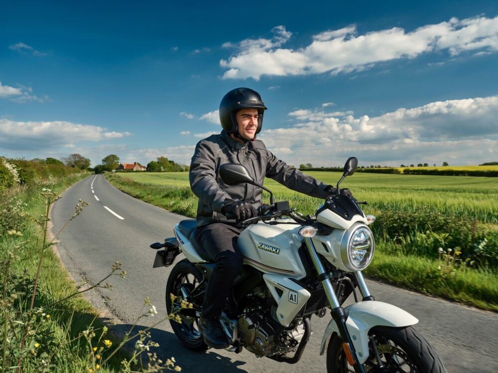 młody kierowca na motorze