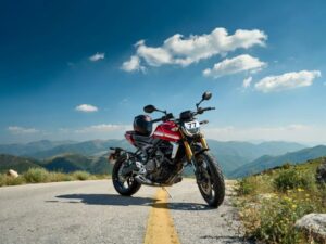 motocykl supermoto na torze
