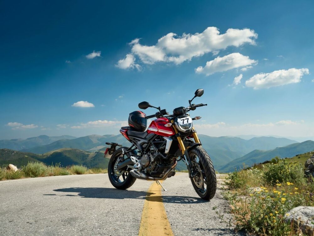 motocykl supermoto na torze