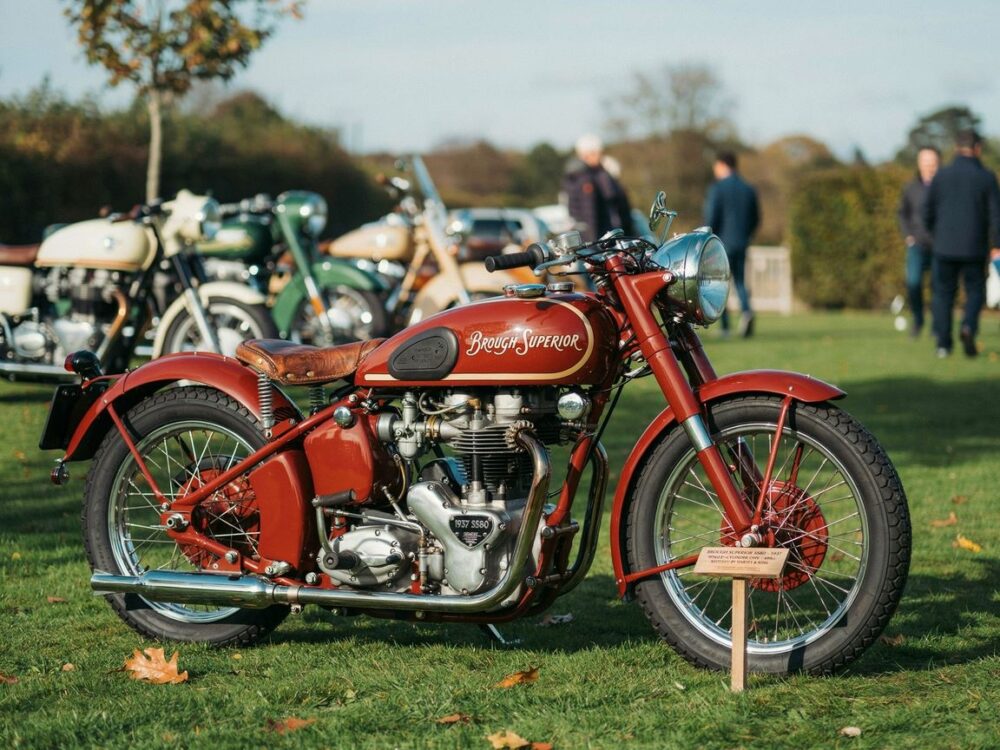 stary motocykl na wystawie